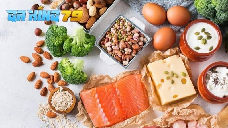 Cung cấp chế độ dinh dưỡng đầy đủ giúp gà nhanh chóng mọc cựa hơn